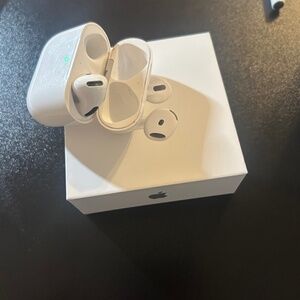 Apple AirPods 4. Right ear bud only. (READ)